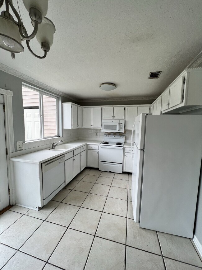 Building Photo - Townhome for Rent