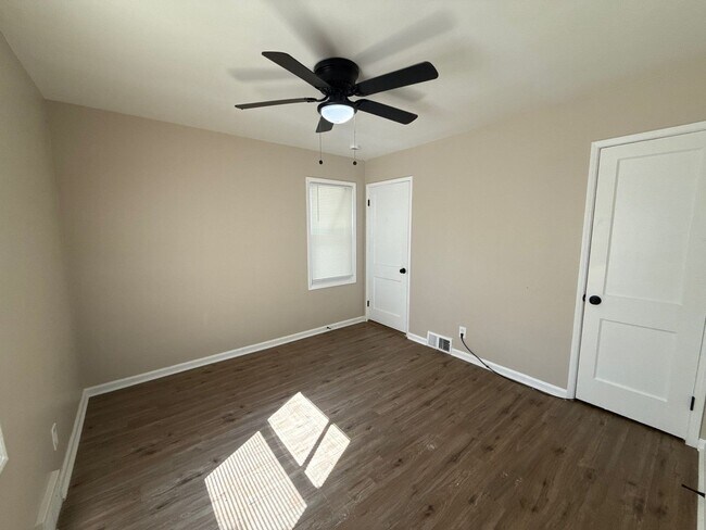 Building Photo - This beautifully updated 3-bedroom, 1-bath...