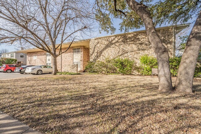 Building Photo - Updated Two Bedroom and One and Half Bathr...