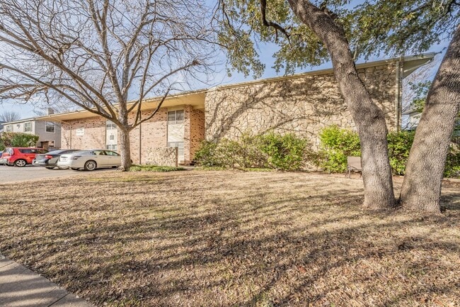 Building Photo - Updated Two Bedroom and One and Half Bathrooms apartment upstairs in the Cultural District!