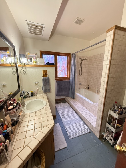 Building Photo - 557 Pearl St