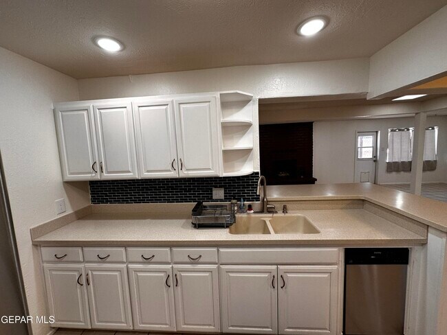 Building Photo - 1516 Elmhurst Dr