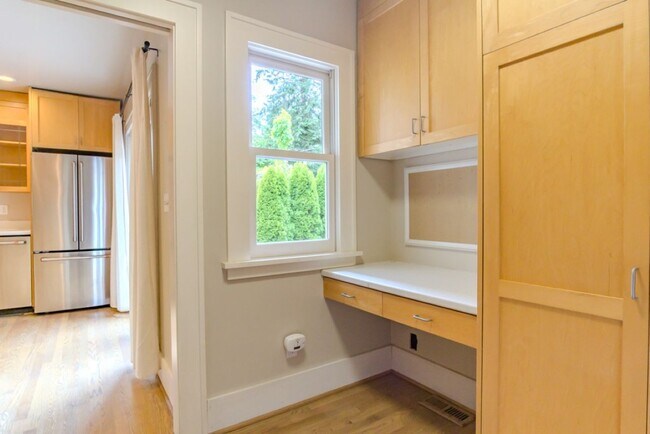 Building Photo - 4Bd/2.75Ba Seattle House