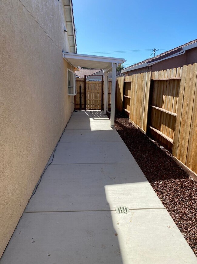 Building Photo - Beautiful Santa Nella Rental