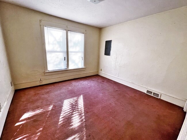 Building Photo - 915 W 4th Ave