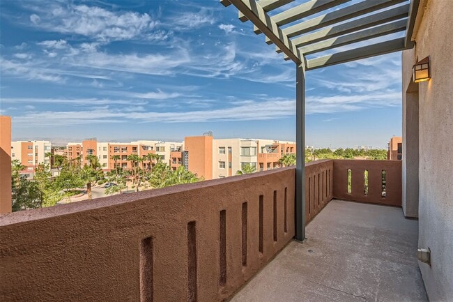 Building Photo - 2 Bedroom Mid-Rise Condo at PARK AVENUE!