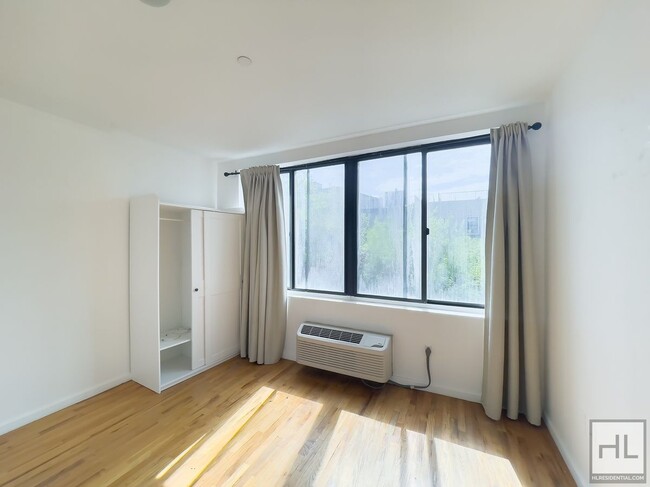 Building Photo - Spacious Sunlit 2-Bed 1-Bath / Great Bushw...