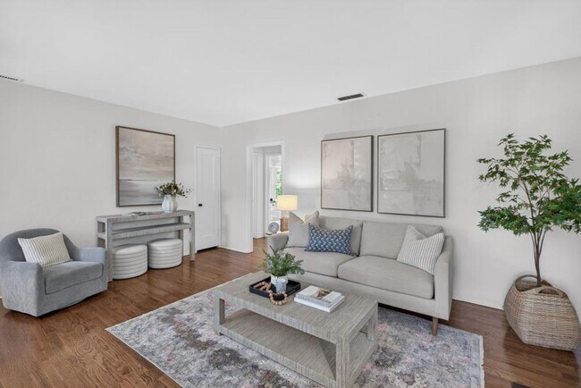 Building Photo - 2 bedroom | 1 bathroom | Single family in East Sac