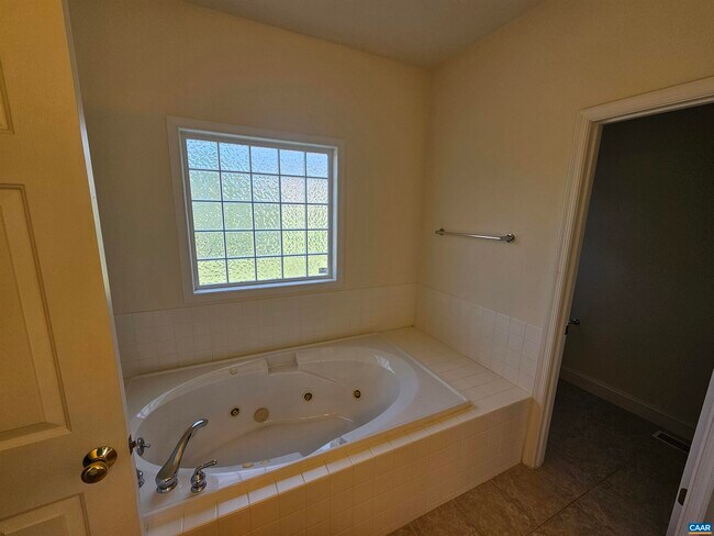 Building Photo - 134 Deerwood Dr