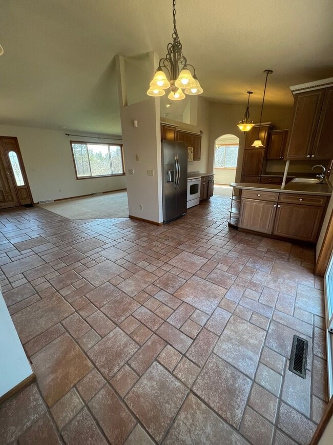 Building Photo - AVAILABLE NOW - 4 Bed, 3.5 Bath Home in He...