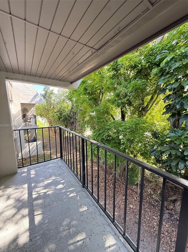 Building Photo - 10403 N Kendall Dr