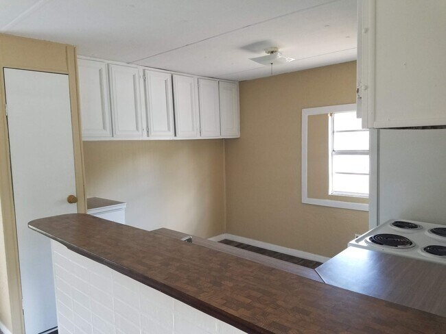 Building Photo - FRESHLY PAINTED AND NEW FLOORING! 2 Bed 1 Bath With Screened Porch