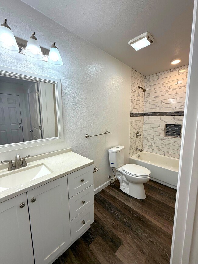 Building Photo - 828 Horseshoe Dr