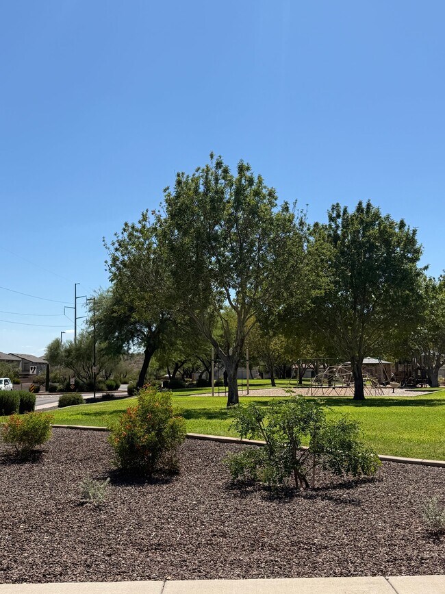 Building Photo - 2741 E Quiet Hollow Ln