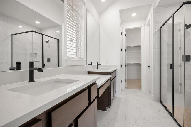Building Photo - 128 Fox Run
