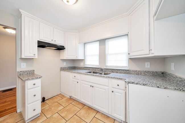 Building Photo - Charming 3-Bedroom Home in a Quiet, Convenient Neighborhood!