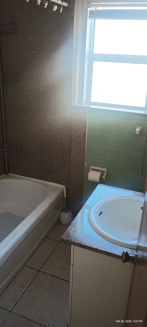 Building Photo - Beachside bungalow  2 bedrooms