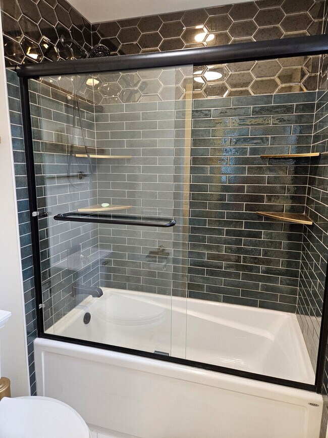 Building Photo - 5913 Lake Edge Rd