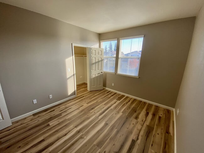 Building Photo - 1001 La Paloma St