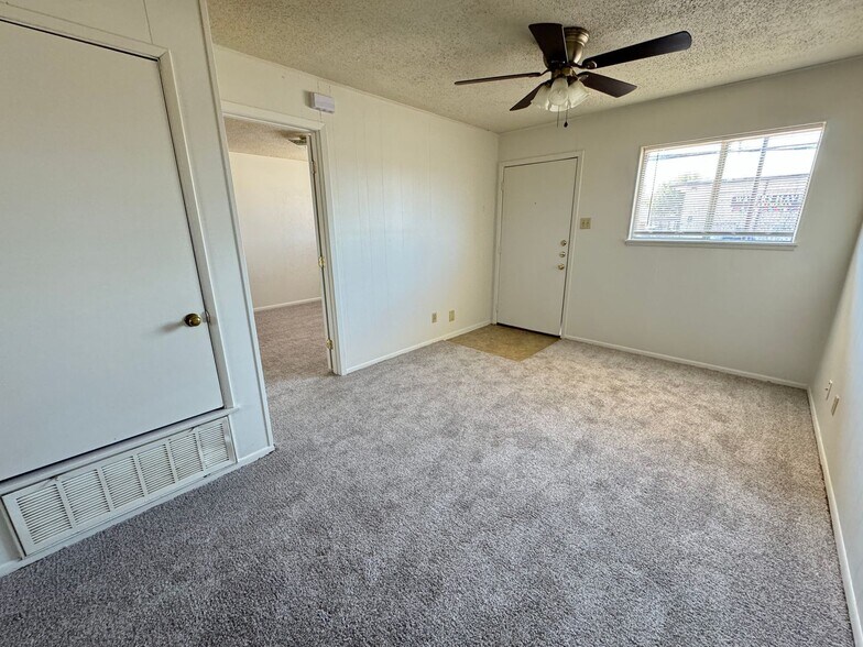 Building Photo - 807 W Hallmark Ave