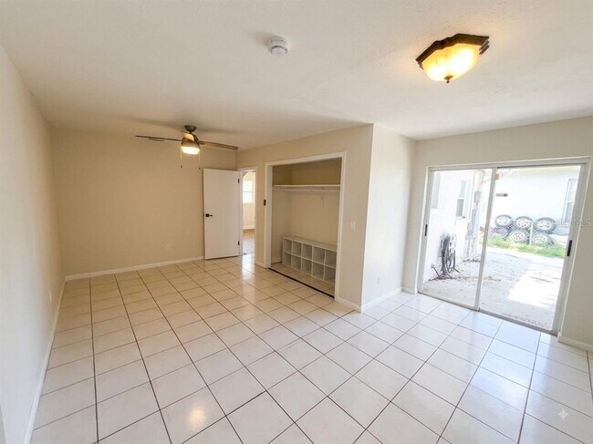 Building Photo - 2119 W Henry Ave