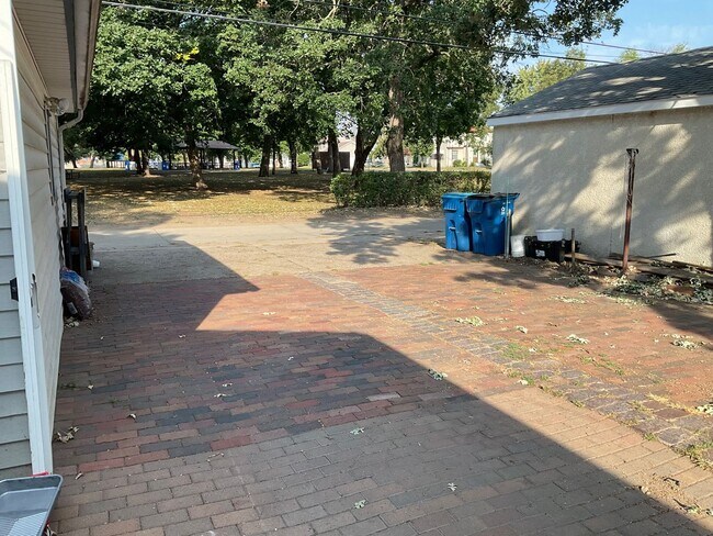 Building Photo - 708-710 1st Ave S