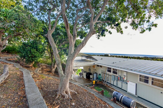 Building Photo - 3 Bedroom/1.5 Bath Home in Kahala w beauti...