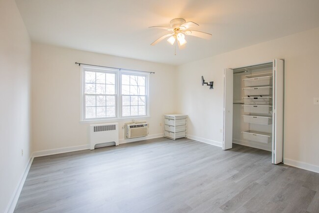 Building Photo - Charming 2 BR/1 BA Apartment in Rockville!