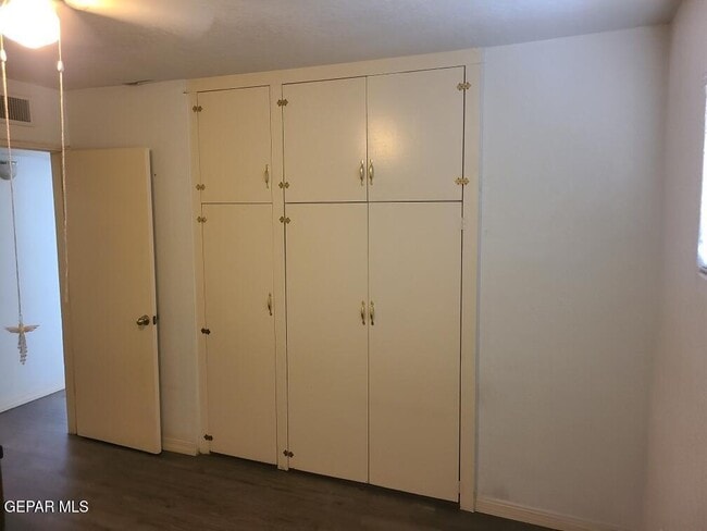 Building Photo - 701 W Yandell Dr