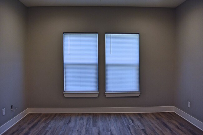 Building Photo - 10 Oakfield Dr N