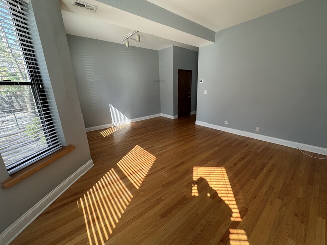 Building Photo - 4633 N Kenmore Ave