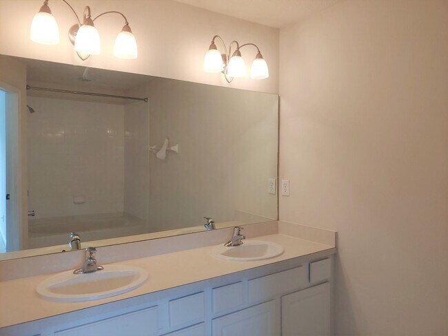Building Photo - Wolf Creek Townhome