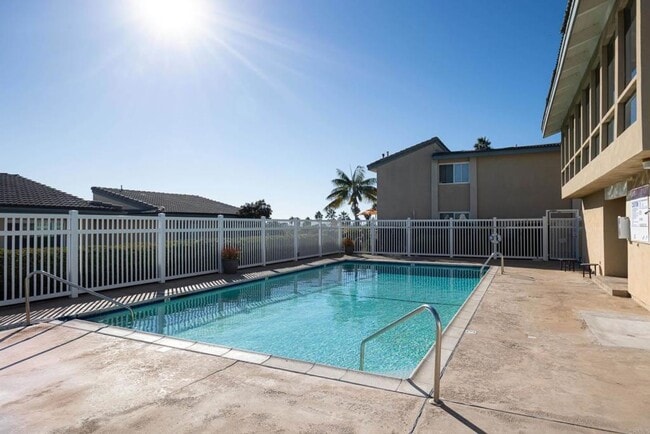 Building Photo - Charming 2BD/2BA Condo w/ Ocean Views - Solana Beach