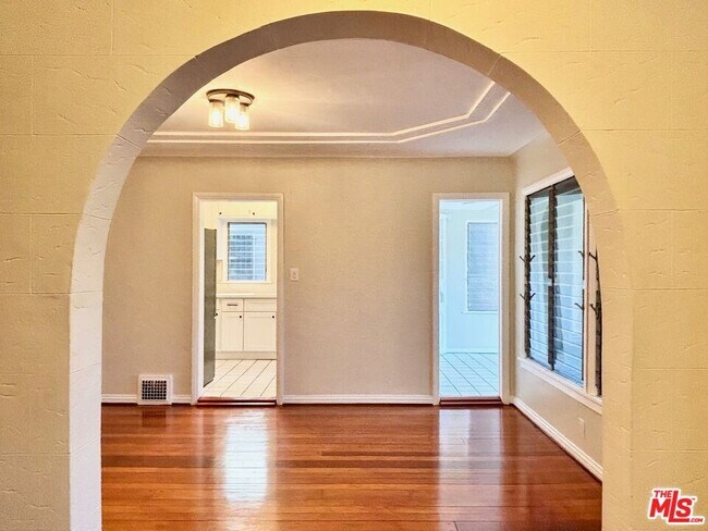 Building Photo - 1075 S Ogden Dr