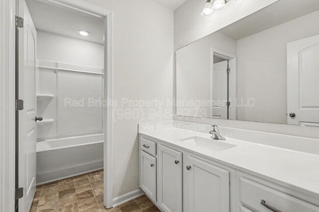 Building Photo - 6018 Weddington Pointe Dr
