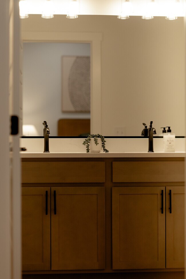 Building Photo - 1204 SW Franklin Dr