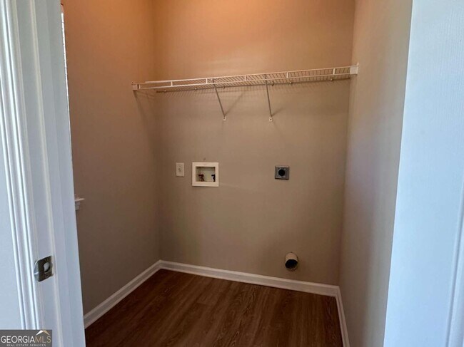 Building Photo - 305 Hulan Way