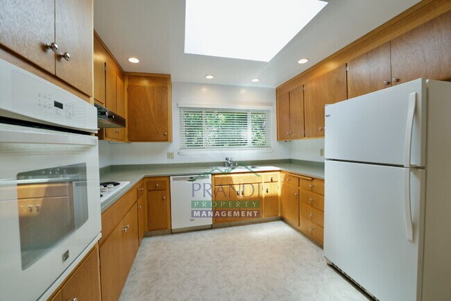 Building Photo - 868 Las Pavadas Ave