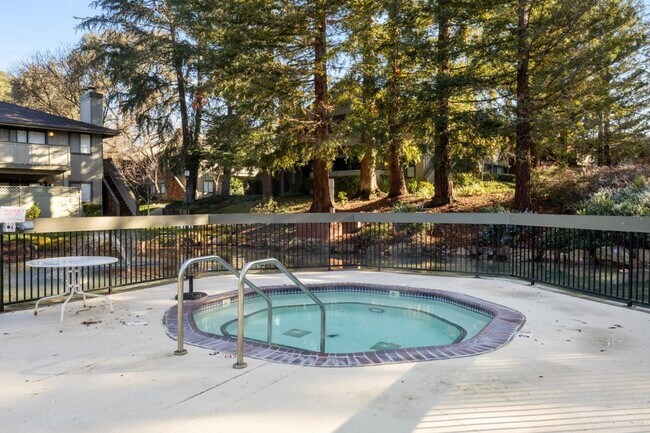 Building Photo - Beautiful Condo | Central A/C | Private Balcony