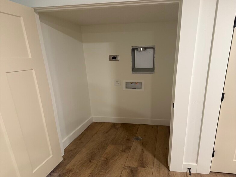 Washer/Dryer Hookups - 1322 E 750 S