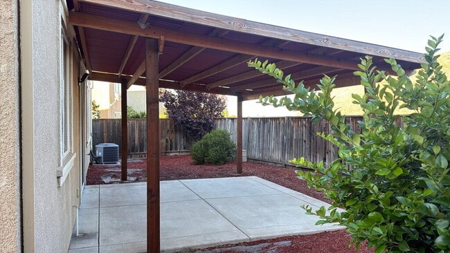 Building Photo - Gorgeous 4 Bed/2.5 Bath in Perfect Pittsburg Location