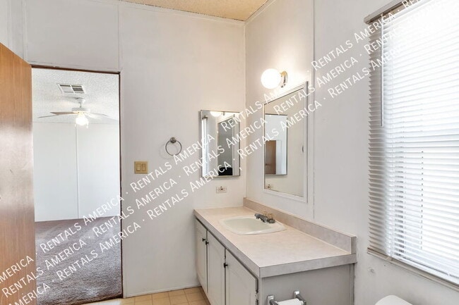 Building Photo - 13320 W El Lobo Rd