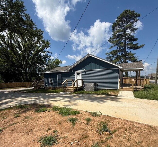Building Photo - 2108 Veterans Dr