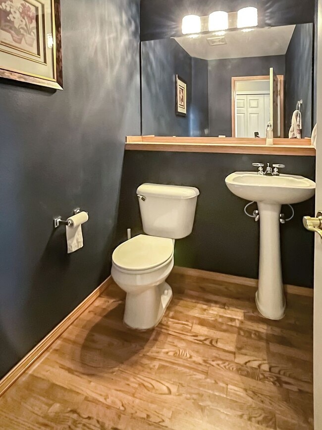 Building Photo - 3 bed/2bath Spacious Home with Soaring Ceilings and Main-Level Primary Suite