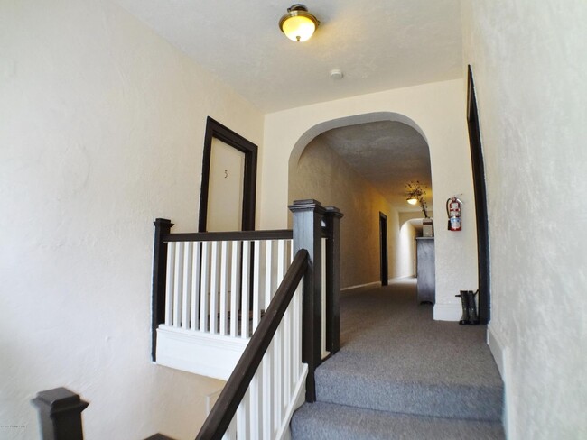 Building Photo - Beautiful 1BR condo in the Highlands