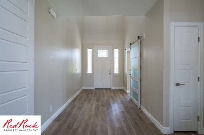 Building Photo - Stunning 4 Bedroom Home. Dog friendly!
