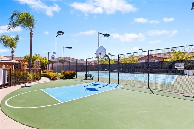 Building Photo - $3,299 - 2 Bed / 2 Bath Stunning Corner Un...