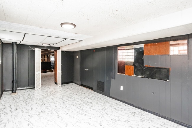 Building Photo - 8040 S Clyde Ave