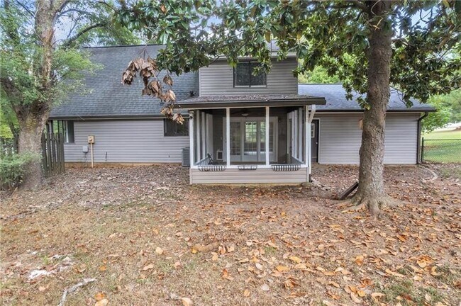 Building Photo - 3040 Clearbrook Dr