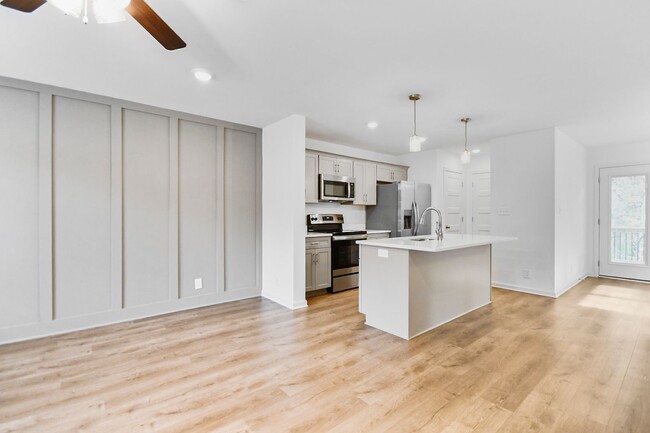 Building Photo - Pet Friendly Three Bedroom!